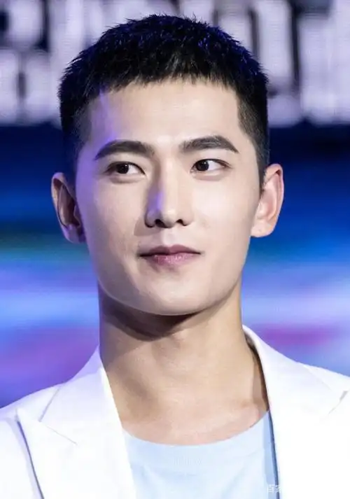 360度无死角杨洋寸头搭一身白色西装焕然一新