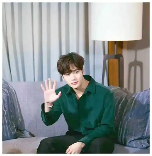 王嘉尔身材迷人肌肤光滑音乐新星