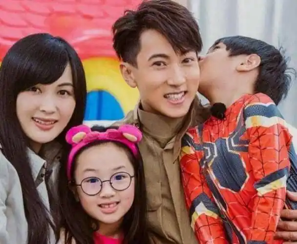 吴尊和妻子通过介绍认识留学期间十分想念女友对女友很依赖