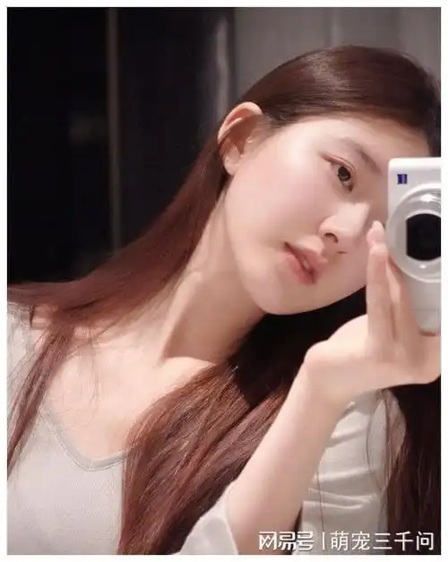 赵露思粉衣自拍夺人心笑容浅浅秀纤腰