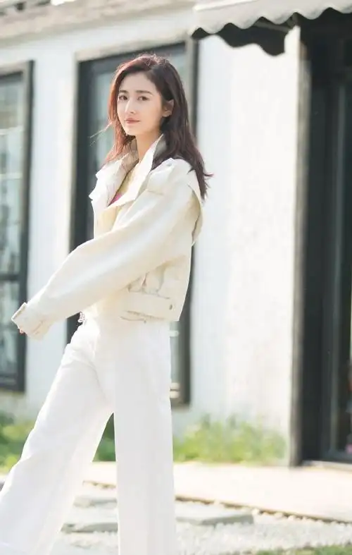 陈钰琪街拍照,软萌甜美风有颜值,有身材,演技在线,更有未来!