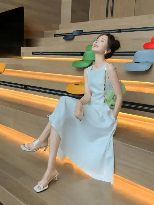 百色连衣裙怎么搭配?夏天白色裙子飘起来_高跟鞋