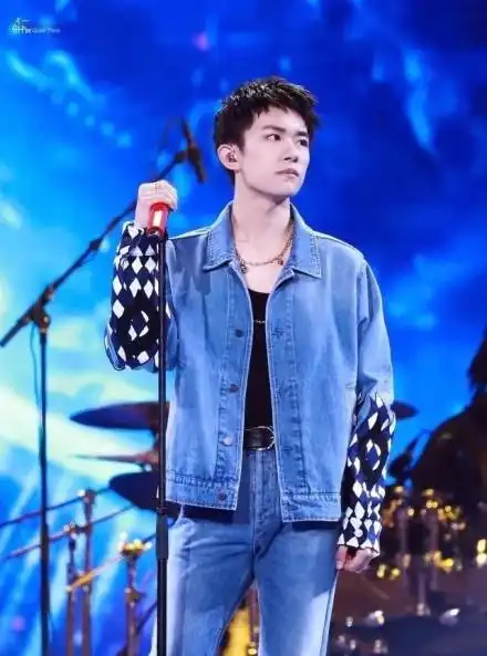 易烊千玺寸头造型