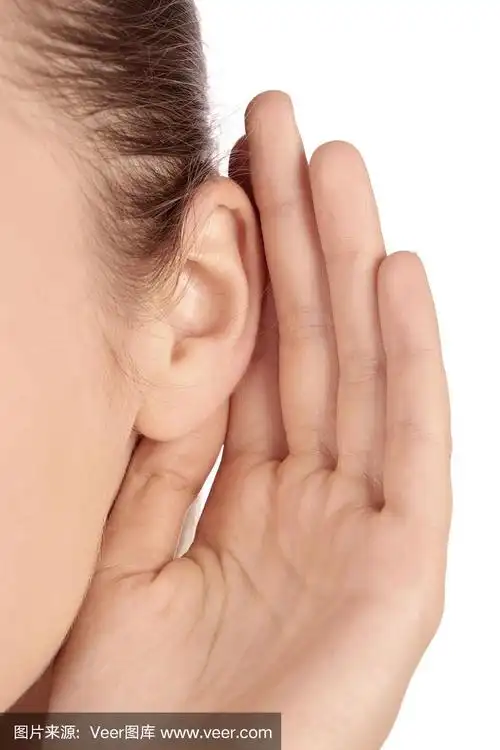 女性的耳朵特写