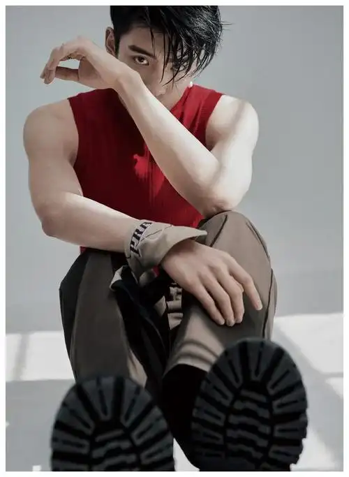 王子异"小背心"造型来了,满屏的荷尔蒙气息,肌肉线条超抢眼