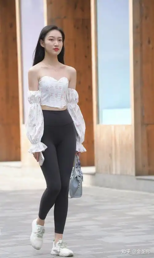 紧身裤美女:一字领背心 黑色紧身裤穿搭分享