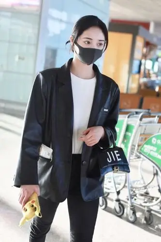 周洁琼黑色皮西装 磨边紧身牛仔裤  短靴利落飒爽