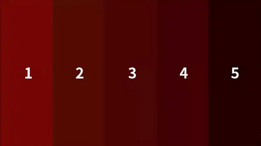 在月经初始,可能量偏少颜色偏淡,到中期颜色加深,呈暗红色,至经期即将