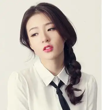 而且还有简单的修颜效果哦,侧边简单的麻花辫的扎发设计更添十足的