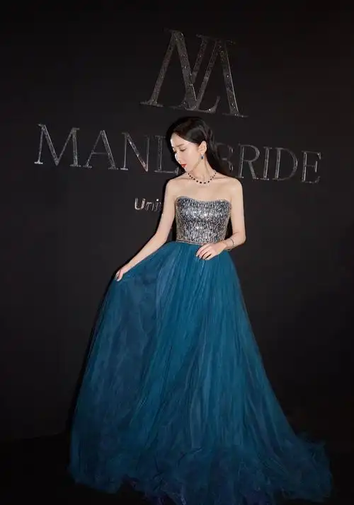 娄艺潇身穿蓝色抹胸裙亮相,气质优雅,真耀眼美人