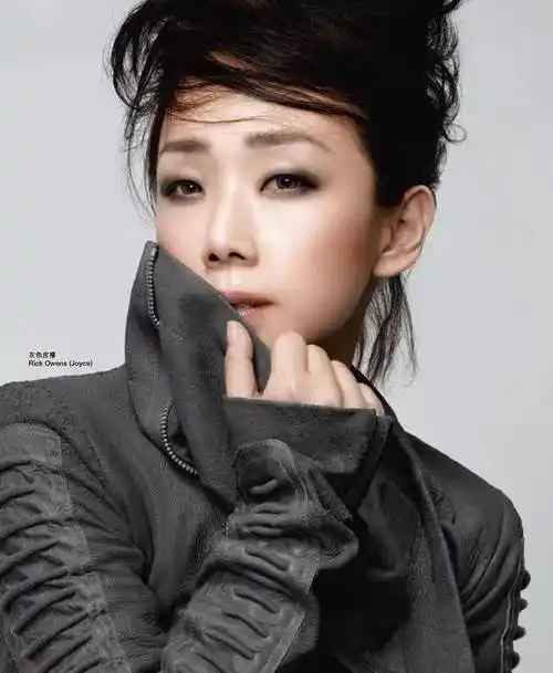 有了孩子以后,林忆莲慢慢放弃了自己的事业,回归生活.