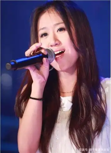 她曾是快乐女声全国十强,如今已为人母,还改行当了老师