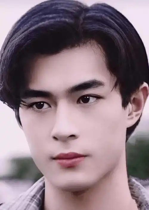 53岁古天乐当老板为年轻女演员站台,嘴唇变薄颧骨增突显出年纪_电影