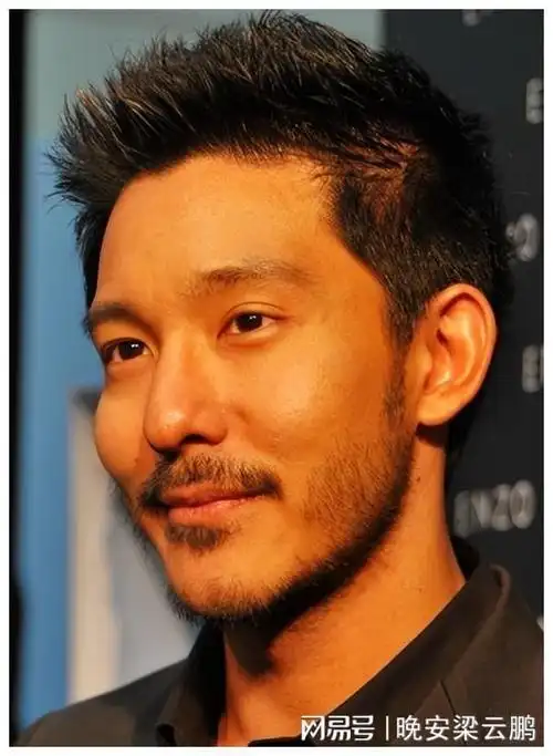 男星留胡子,味道大不同!陈伟霆酷似兵马俑,张智霖像美猴王