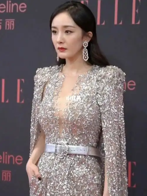 杨幂 梦幻星光斗篷长裙造型 blingbling的_杨幂_长裙_斗篷_礼服_星光