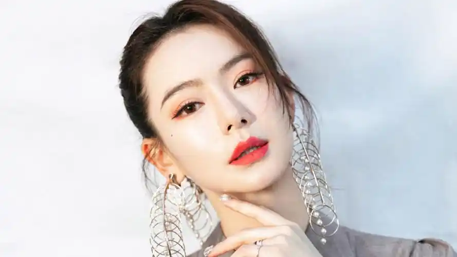 戚薇时尚干练写真桌面壁纸