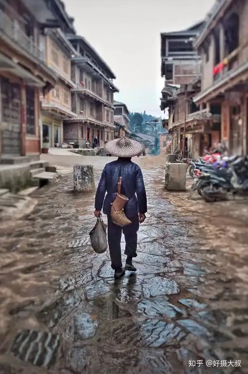 作品主题:背影作者:olaf手机型号:vivox5max 后期:/作品说明:背影大叔