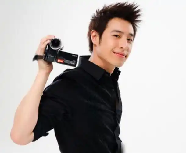 潘玮柏出道时曾在channelv音乐台担任主持人并常在台北接拍平面及电视