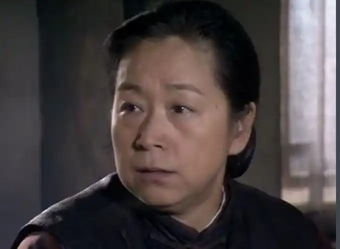 当时的张国立也只是一个名气不大的话剧演员,而前妻罗秀春在一起,两人