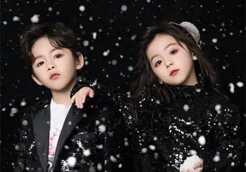 两小无猜情侣图片_超有爱的小孩情侣