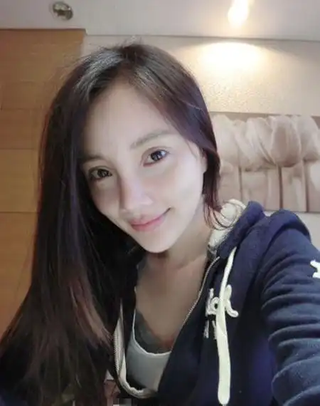 李小璐晒素颜自拍照 网友:一定是真爱才认得出来