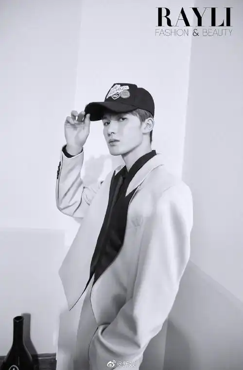 朱正廷 瑞丽二月刊封面软糯毛衣,休闲西装,酷帅皮衣,舒适自在,慵懒随