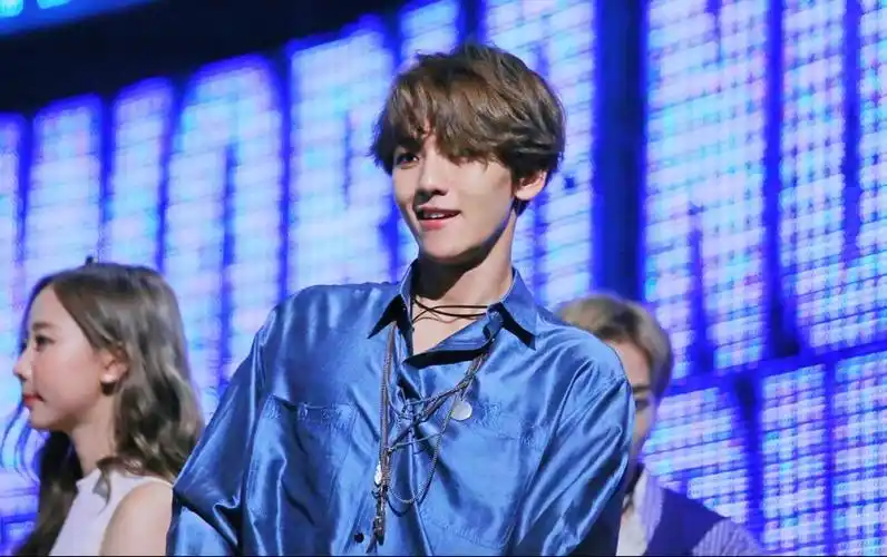 边伯贤真明星打歌舞台之蓝丝绸加黑西装