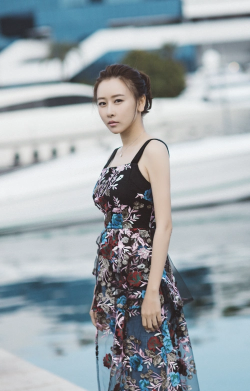 毛俊杰新写真曝光 自信优雅展女性魅力_新浪看点