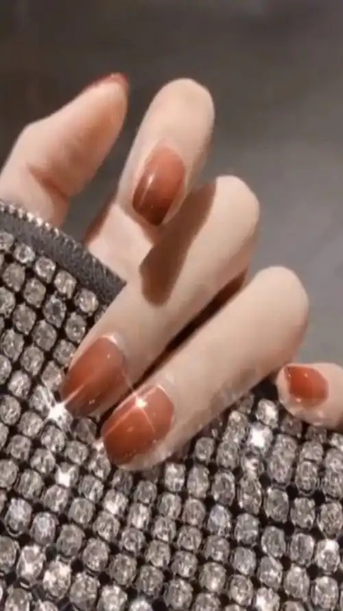 超级令人心动的车厘子银边渐变美甲