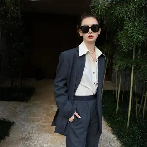 简介:戚薇西装墨镜酷感写真图片,分享一组戚薇图片给大家,图中的明星