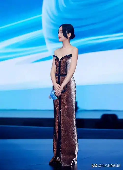 48岁周迅中年叛逆!穿着时尚衬衫和黑色丝袜,像姐姐,气质变化太大_造型