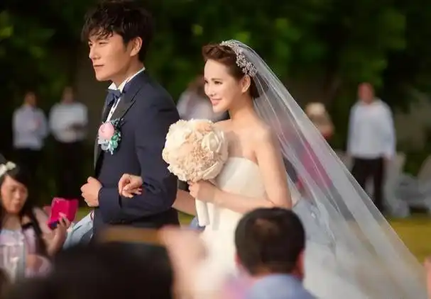 伊能静庾澄庆罕见合体!参加儿子大学毕业典礼,21岁哈利穿搭瞩目