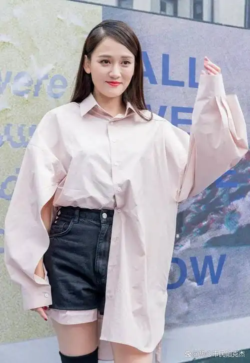 陈乔恩越来越有想法了,牛仔短裤搭配白色衬衣大秀制服风韵!