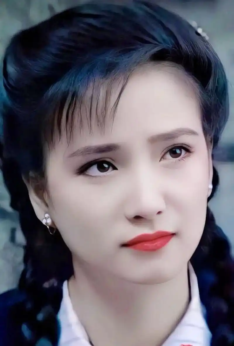 何晴# 分享一组演员何晴的旧照.