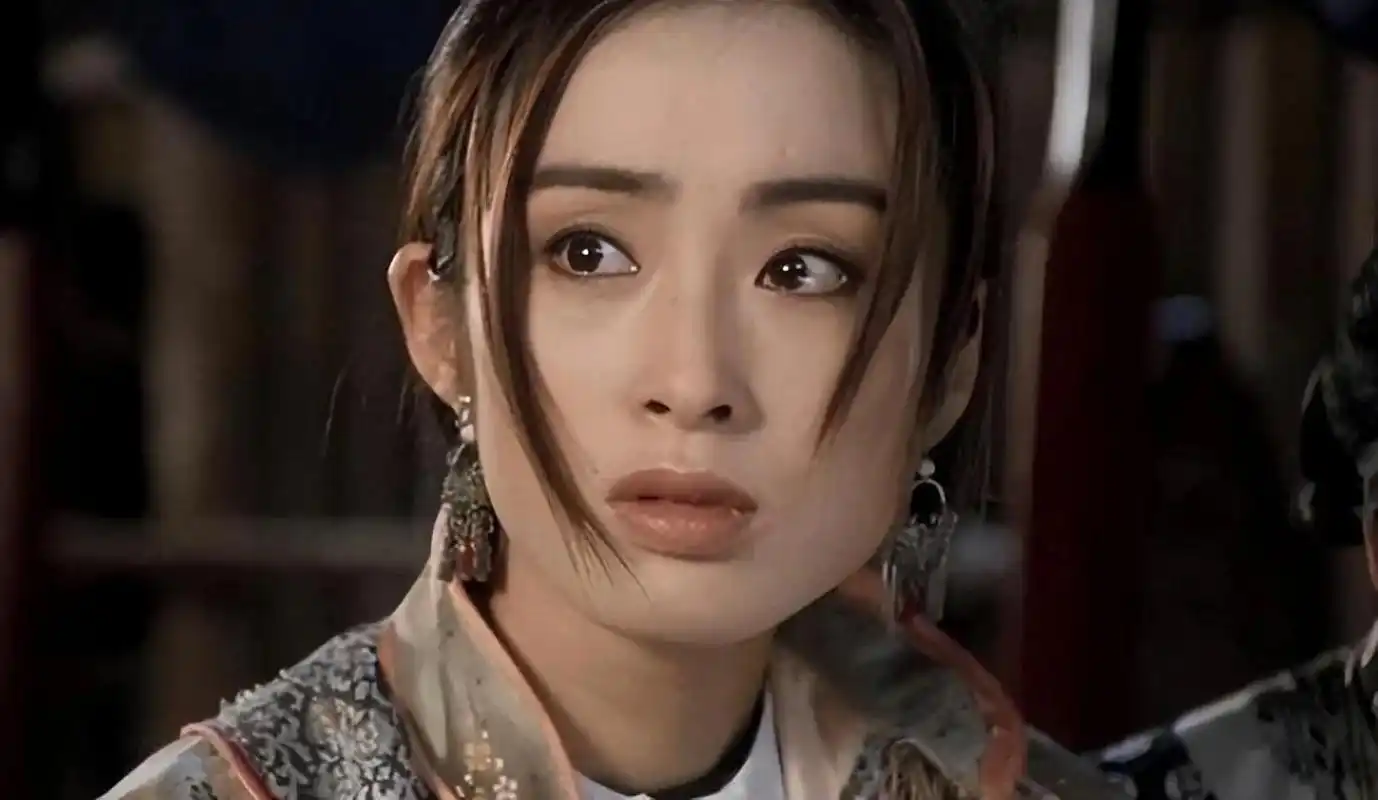 一次,向华胜在陪女友张敏拍电影,正巧看到剧组里的风