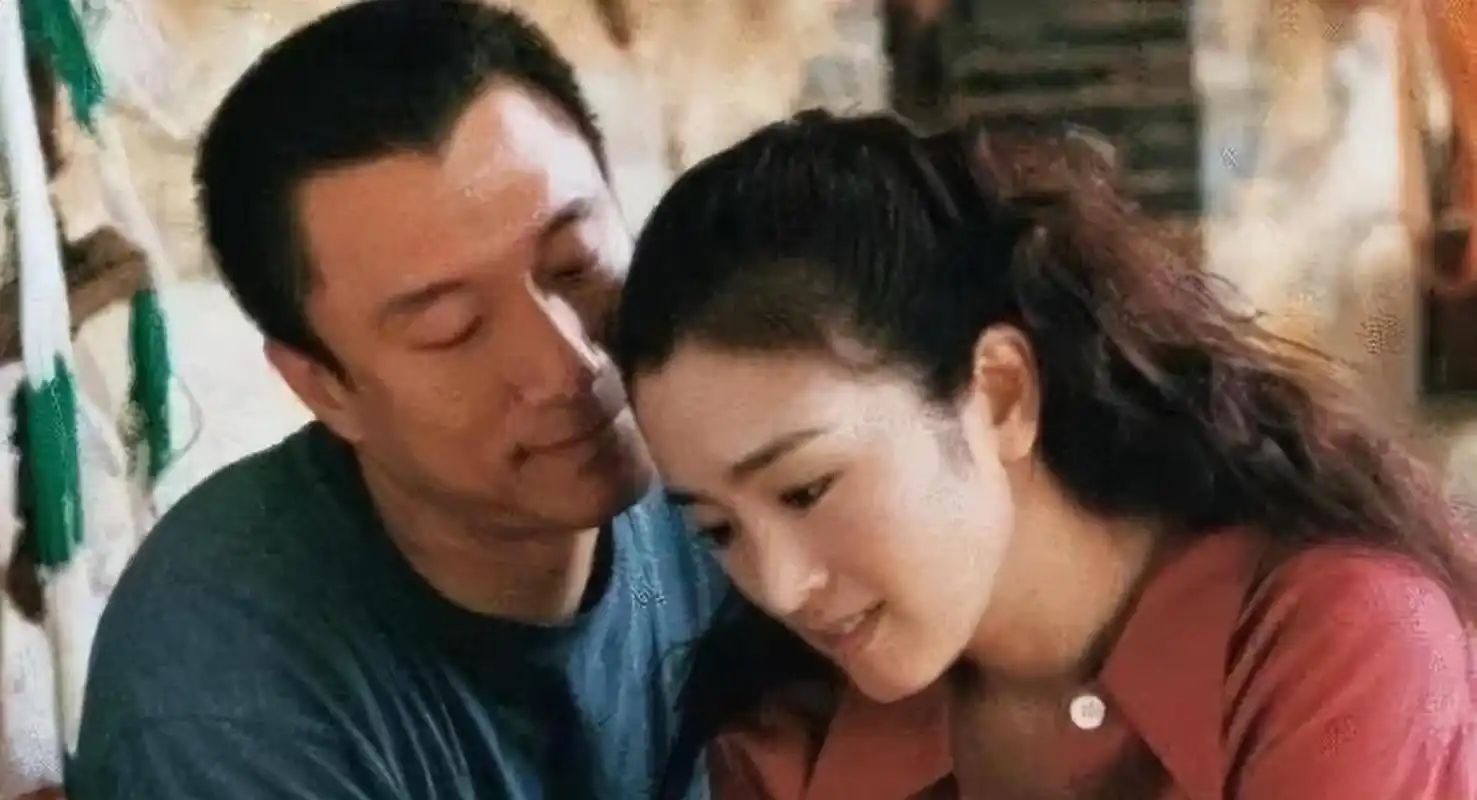 2002年,孙红雷拍《周渔的火车》与巩俐传出绯闻,得知消息的丁嘉丽去质