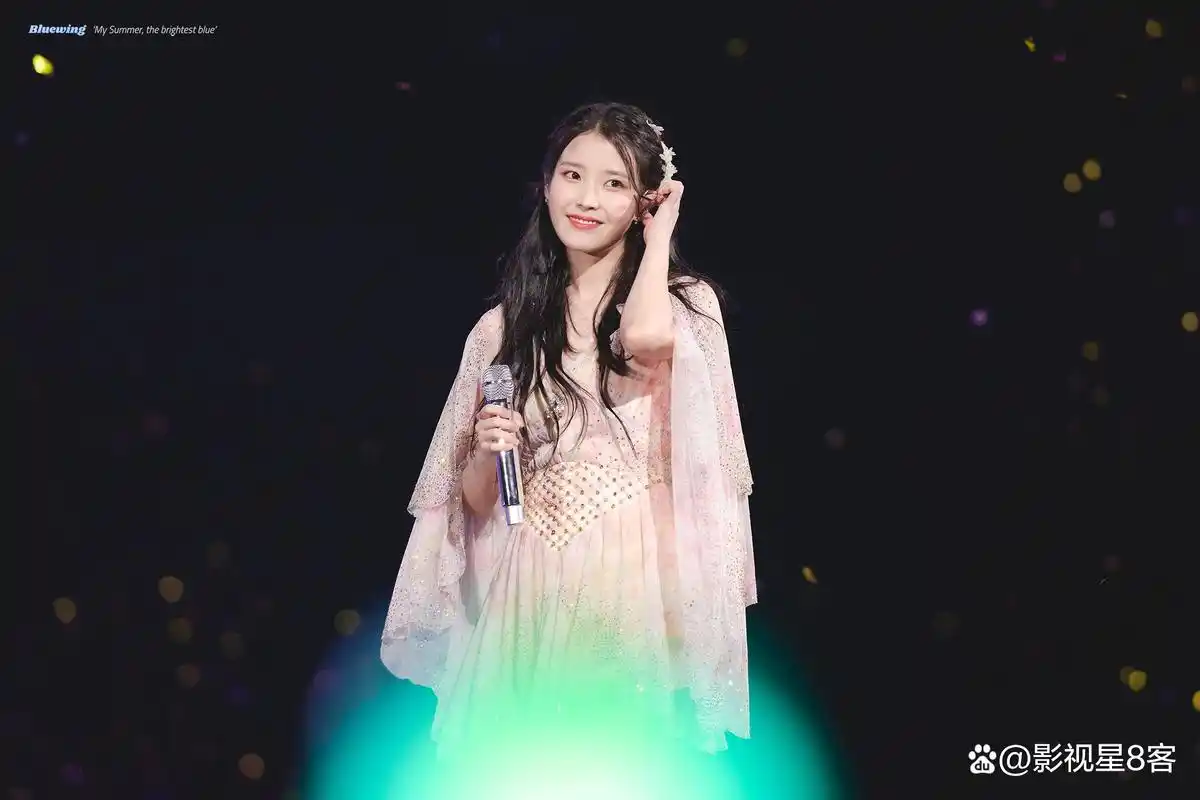 草莓月亮下的传奇女王!iu李知恩两天演唱会饭拍合集