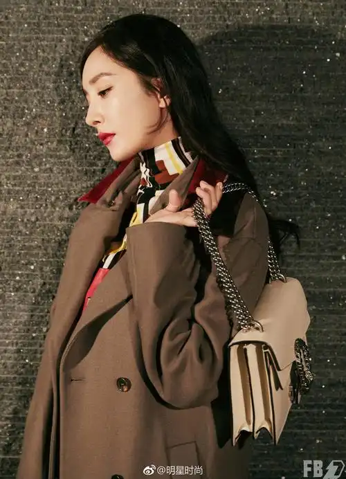 杨幂时尚街拍来袭,她身着棕色大衣搭配链条包干练有型