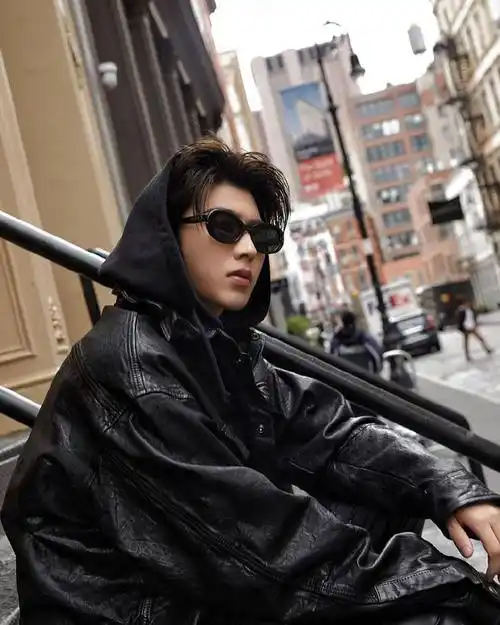 蔡徐坤嘟嘴比耶自拍