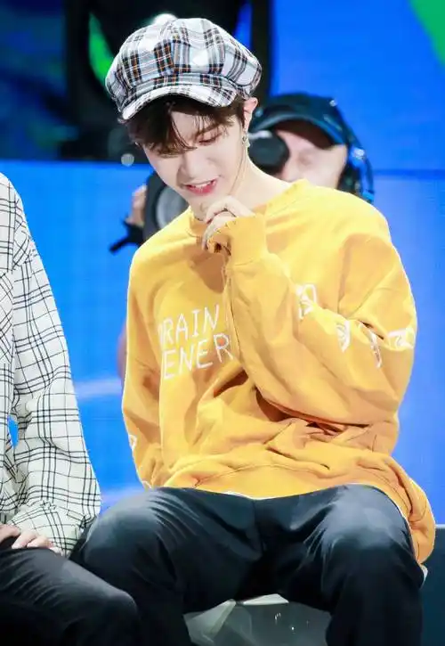 原创范丞丞新生偶像时尚嗅觉超级强穿搭吸睛日漫系美少年一枚