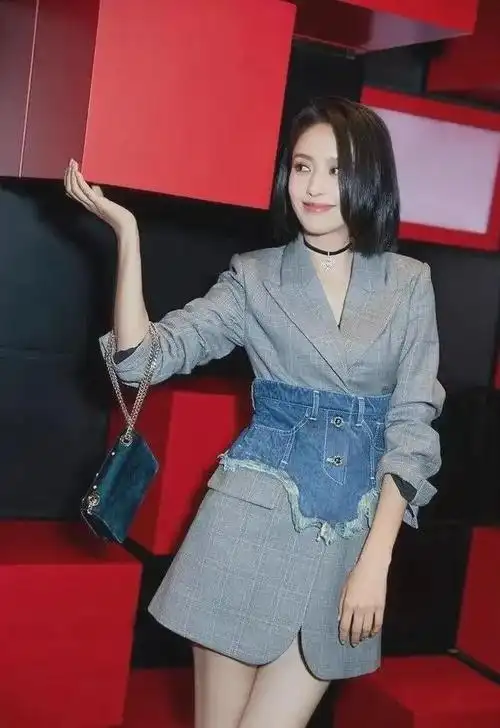 佟丽娅太会玩了把牛仔裤拆了套腰上效果意外显高真时髦