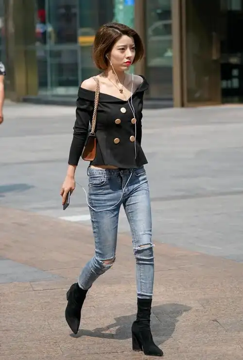 街拍:图2古铜色美女教你拍照姿势,图7骨感露肩装