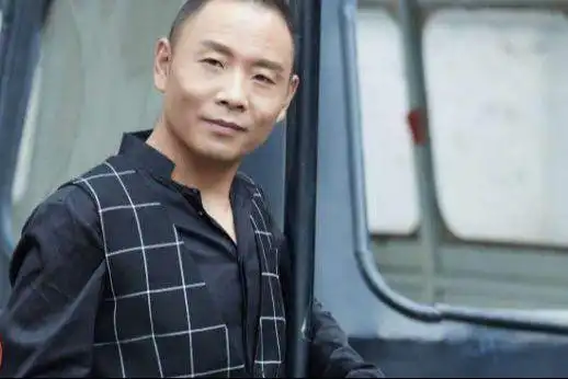 人前人后两个样43岁祁隆疑似出轨跟家暴晒医院照片自证清白