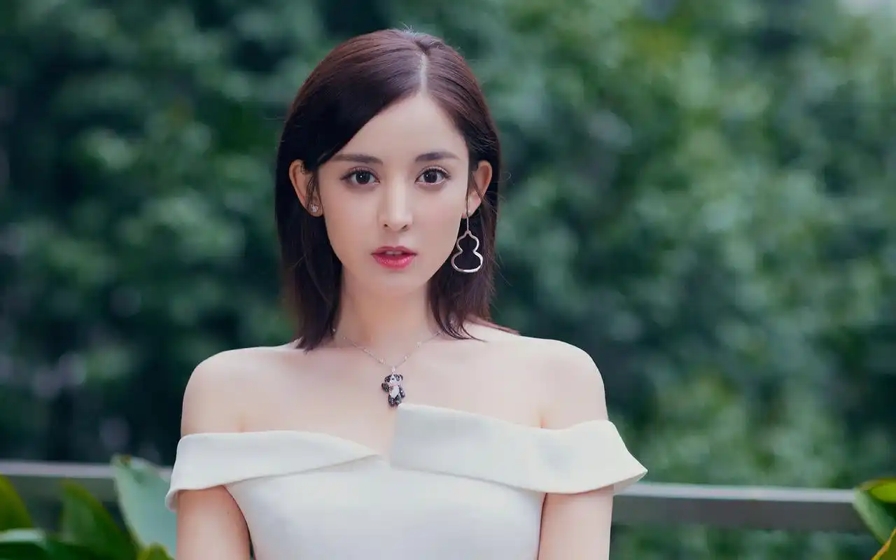 古力娜扎团队近期频繁进行美貌营销,如"秒了","杀疯了","美神",引发