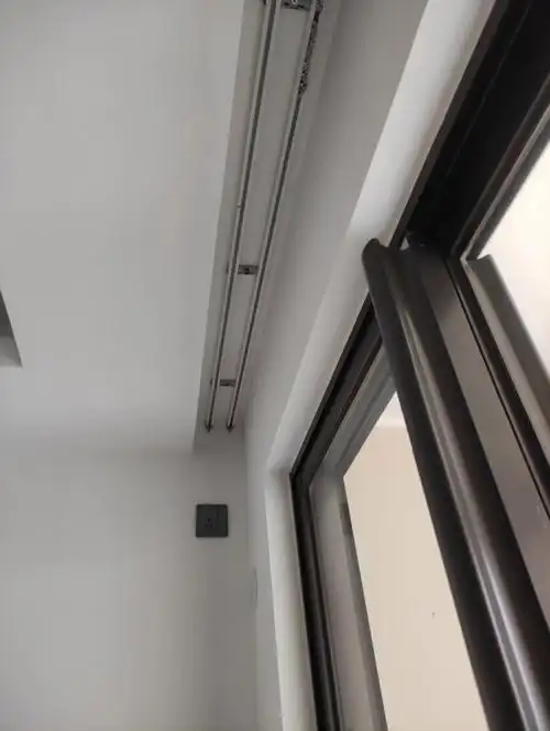 去朋友家看了她们的定做窗帘和轨道,感觉窗帘轨道安装还是蛮简单的