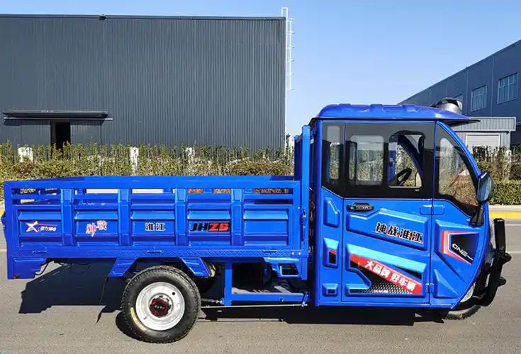 整车采用了常规的小箱货车的造型,跟传统的燃油三轮摩托车差别不大.