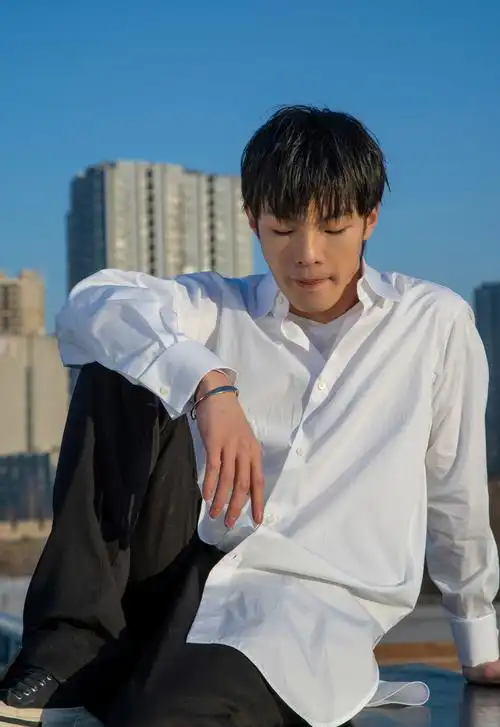 b,本名白景屹,1997年7月20日出生于陕西省西安市,中国内地说唱男歌手.