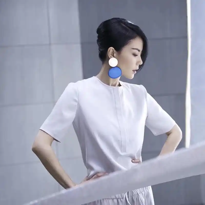 王菲节目海报曝光 一席白裙身材修长成逆光女神