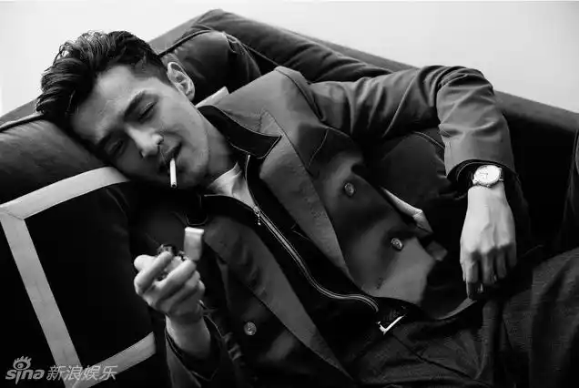 胡歌拍大片变身斯文败类斜躺沙发叼香烟
