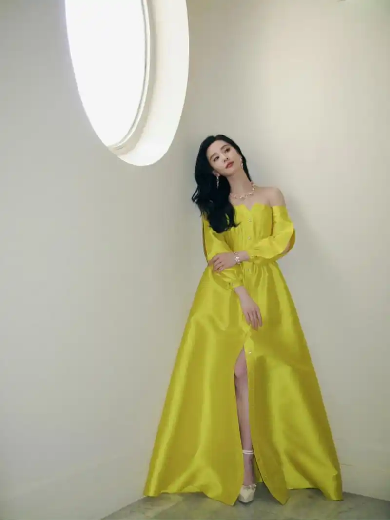 刘诗诗身穿一款明亮的黄色连衣裙,裙子的设计简洁大方,修身的线条勾勒
